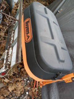 Tailgate salt spreader