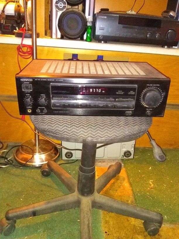 Kenwood: Am/ FM Stereo Receiver Model KR-A 4040.