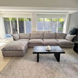 Modern Plushy Couch 🛋️