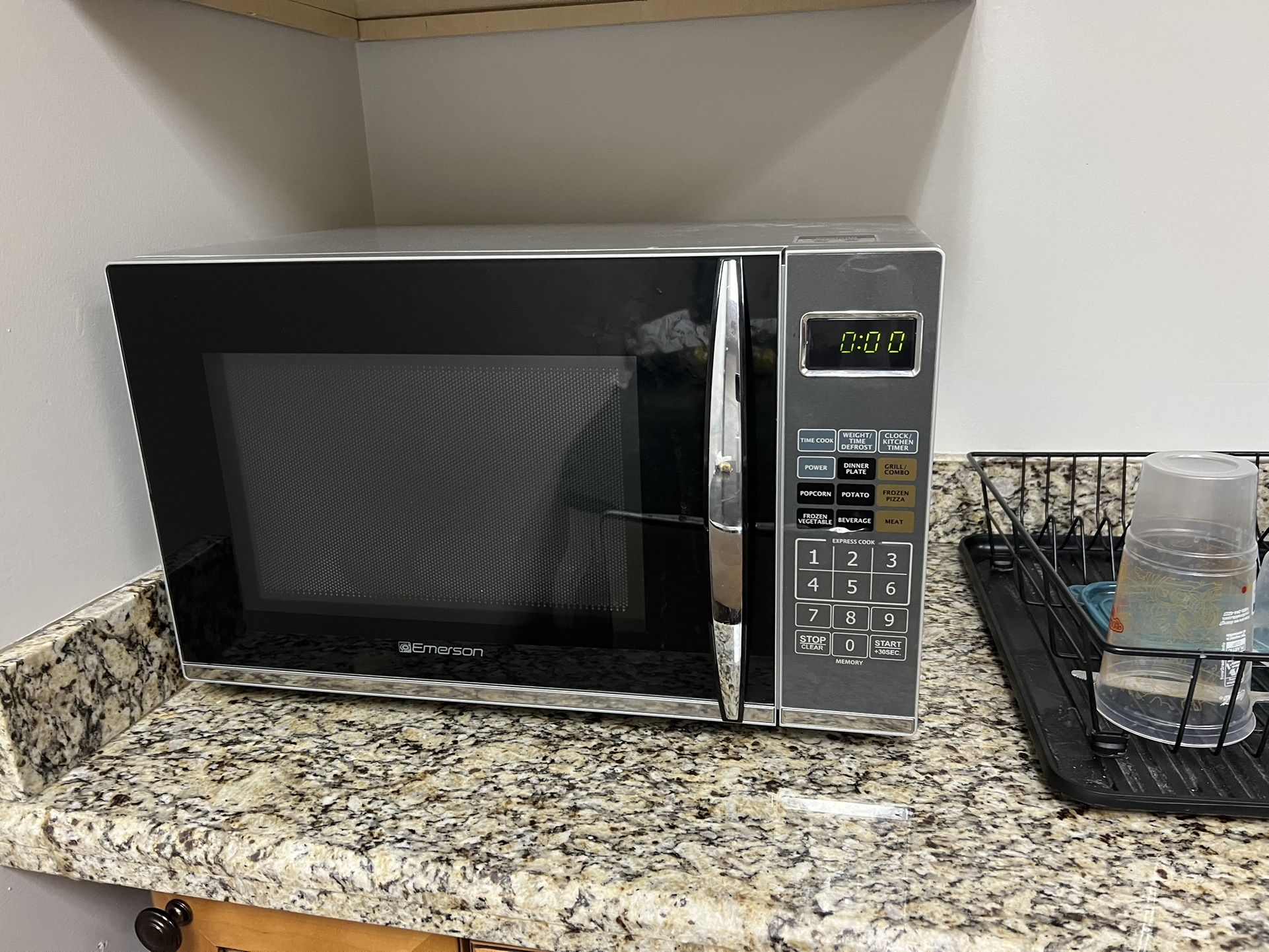 Emerson 1100 Watt Microwave 