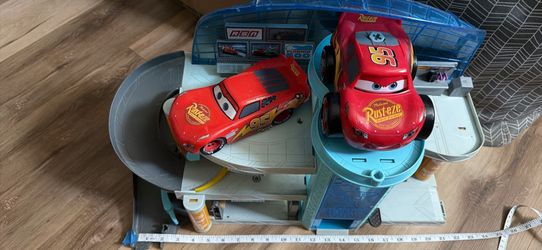 Disney Pixar Cars Lightning McQueen  Garage playset with2 cars