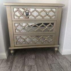 💢MOVING SALE💢  Mirror dresser in good condition