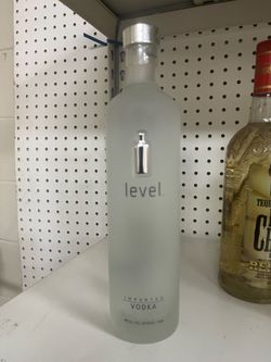 Vintage Absolut frosted collectible tower bar art piece - 750 (Mint Condition)