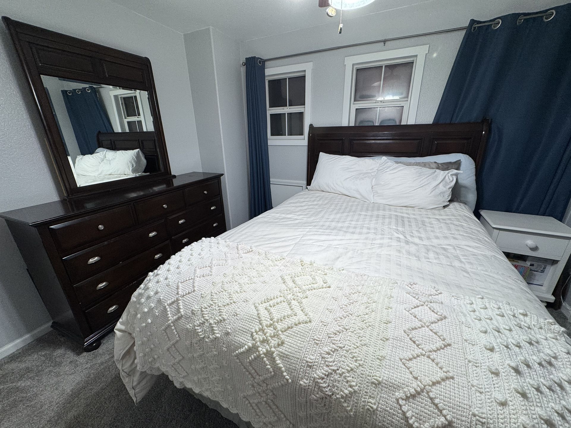 Queen Size Bed With Mirror Dresser