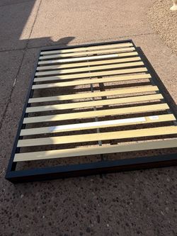 Queen Platform Bed Frame – Heavy-Duty Metal & Wood Slat Support – Excellent Condition