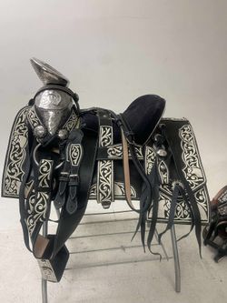 Montura charra forrada de cuero con cantinas desmontables