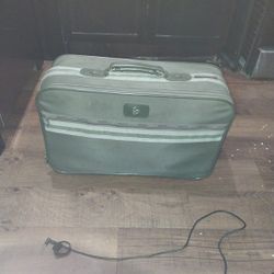 Traveling suitcase