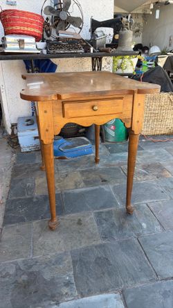 Vintage Ethan and Allen end table with drawer