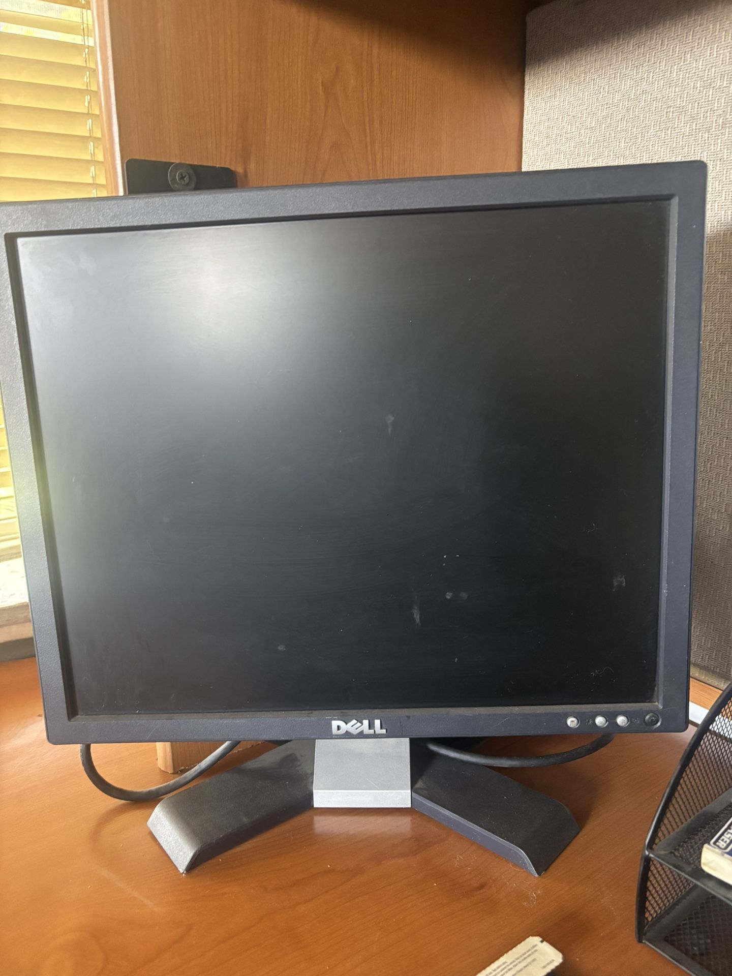 Dell 17” (maybe 19”) 4:3 LCD monitor — models like E172FP / 1707FP / E177F