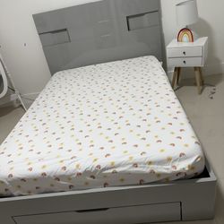 Cama con Colchón y Mesita de Noche 