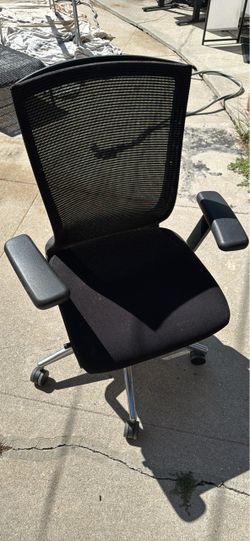 Black Mesh Office Chair with Armrests