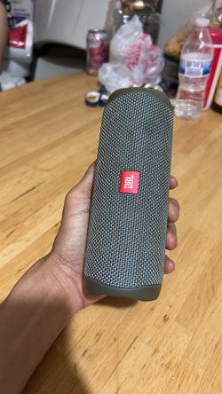 JBL flip 5: Works great/ Green color