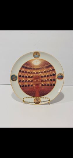Rare Collezione La Fenice Soggetto # 1 Decorative Porcelain Plate by Tognana Made in Italy 8” diameter. Plate shows Teatro La Fenice opera house in Ve