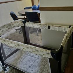 Play Pen/ Newborn Crib 