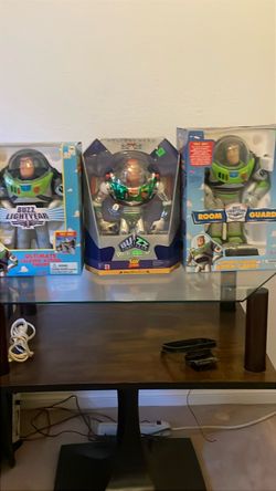 3- Buzz Lightyear figures