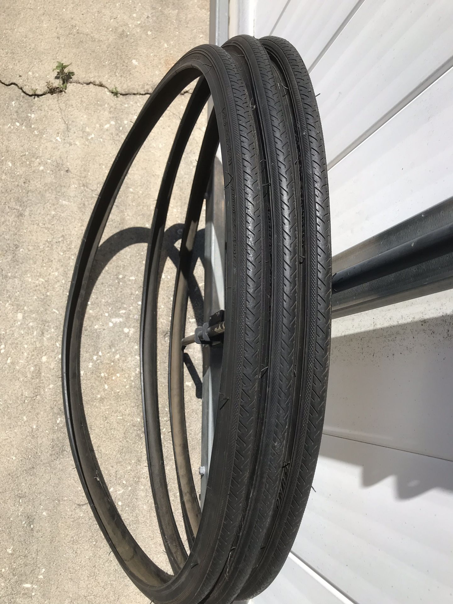 FOR ROAD BIKE. ( TIRE 700x25C ) ((( $ 10. Each ))). SPEEDY ARROW. “NEW, NEVER USED”. PRICE IS FIRM, NO OFFERS.