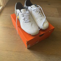 Boys soccer cleats Nike Phantom GX 2 Academy Sz 5.5