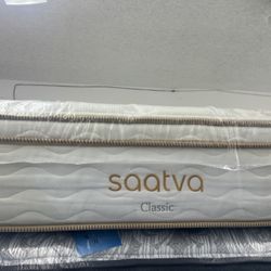 KING SIZE SAATVA CLASSIC (PLUSH) MATTRESS & BOX SPRINGS BED SET
