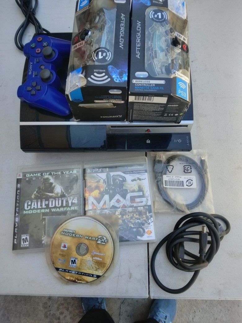 PS3  With 3 Controllers And 3games