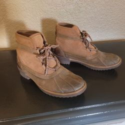 UGG hiking boots 7.5 w/box 