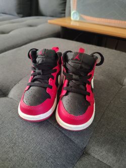 Toddler Air Jordan 1 mid size 5.5