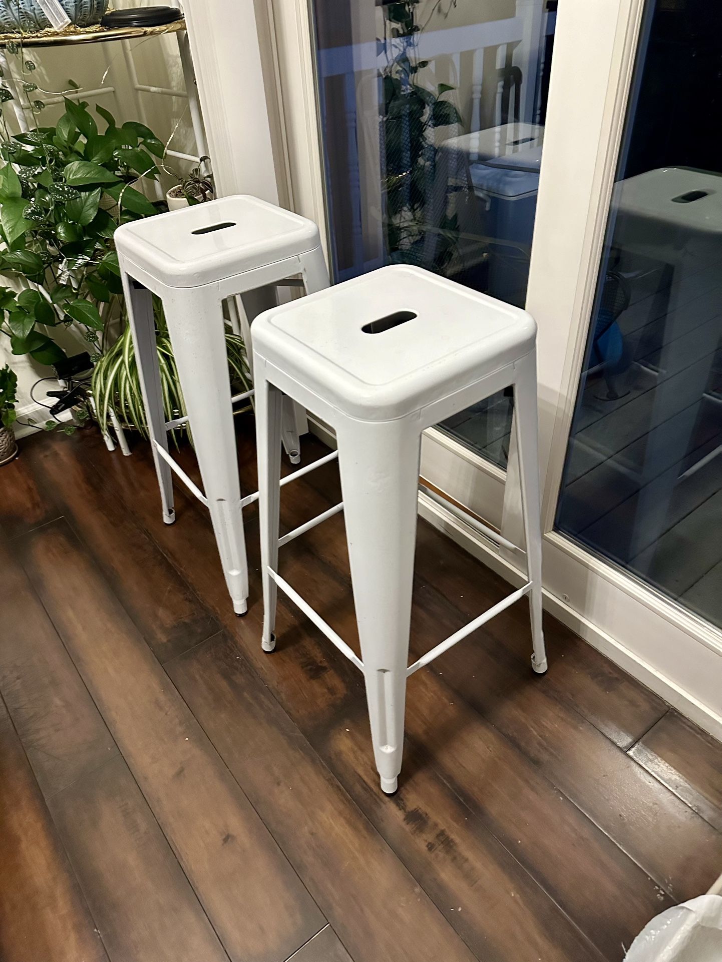 30in White Metal Bar Stools