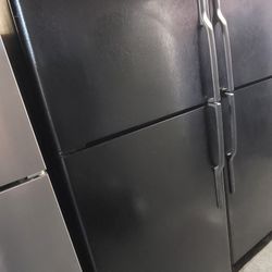 Black GE 18cu Ft Standard Apartment Size 30" Wide Top Freezer Refrigerator With Ice 🧊 