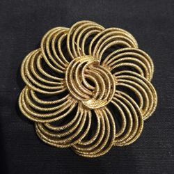 Vtg Monet  Gold Tone Brooch Flower Design 2.30" Diametet