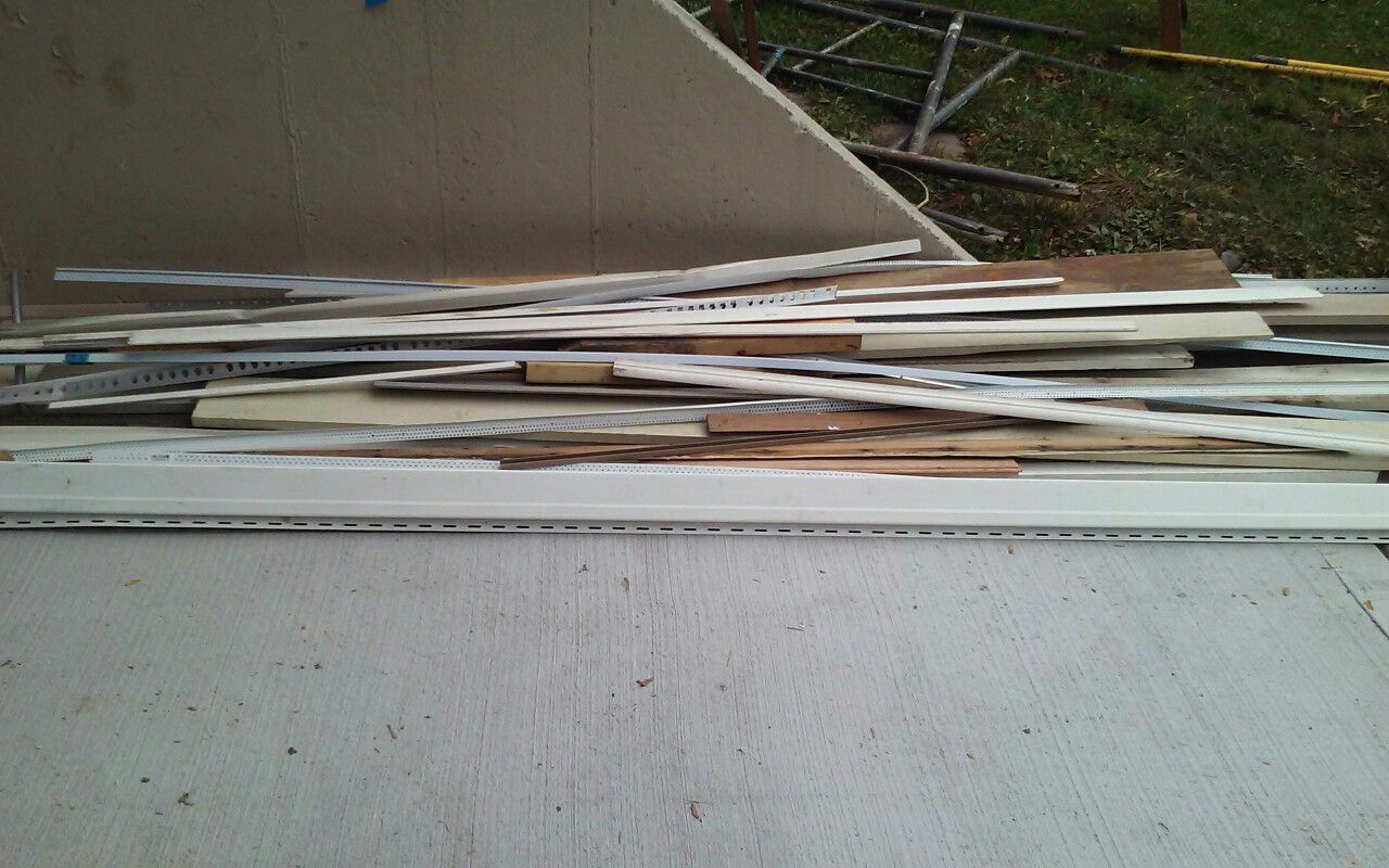 FREE FOR Mixed wood pile with other building materialS