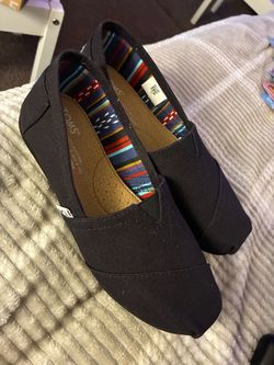 Woman’s toms size 6