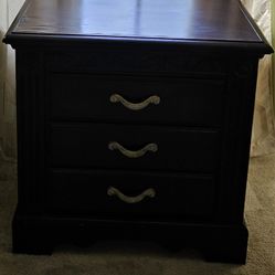 Refurbisher’s Dream: King-size bed with 2 matching nightstands