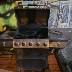 Gas BBQ Comes With Propane 