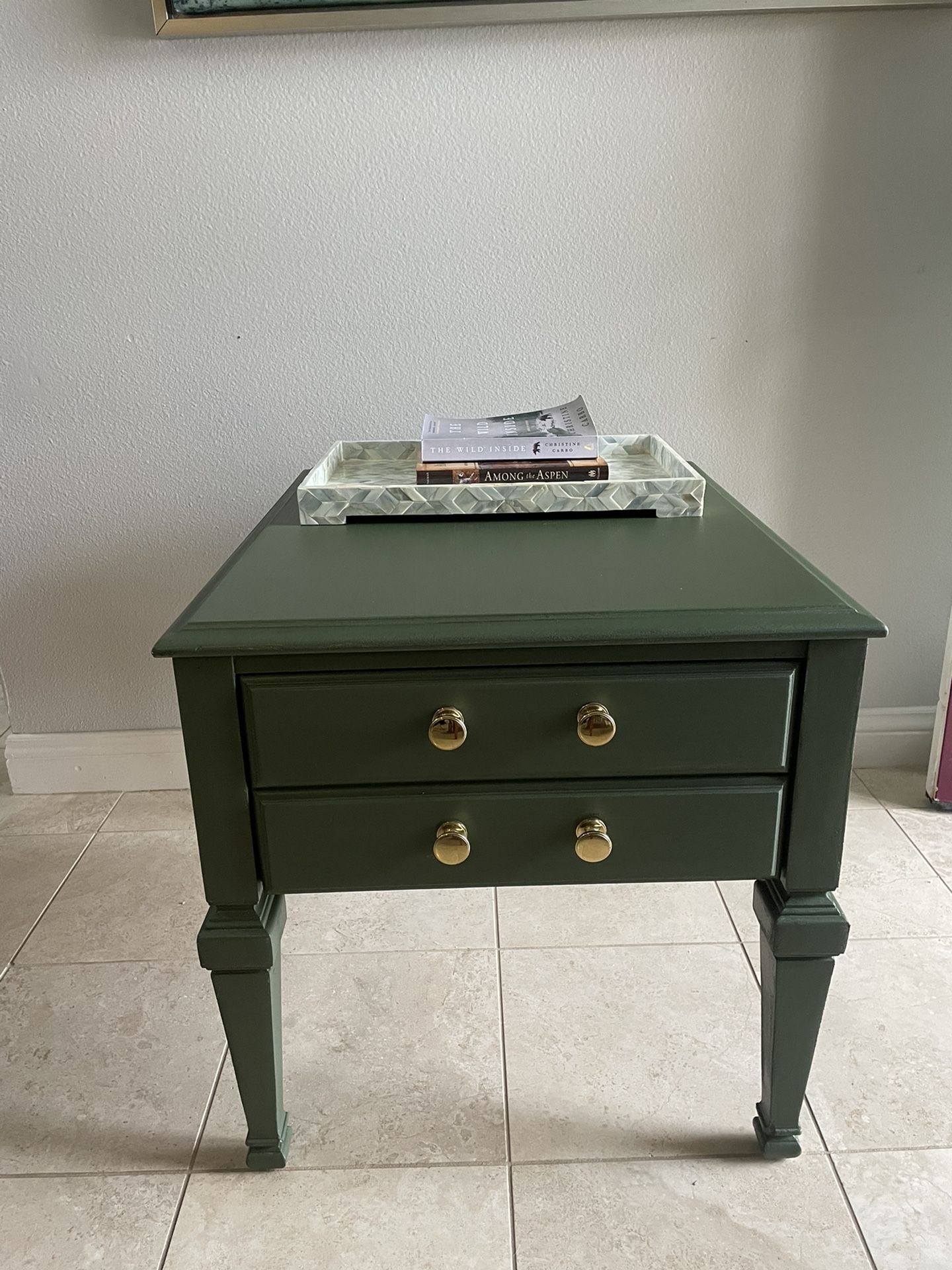 Gorgeous Accent Table/ End Table/ Nightstand