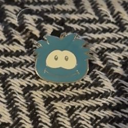 DISNEY Character Pin - CLUB PENGUIN - BLUE PUFFLE