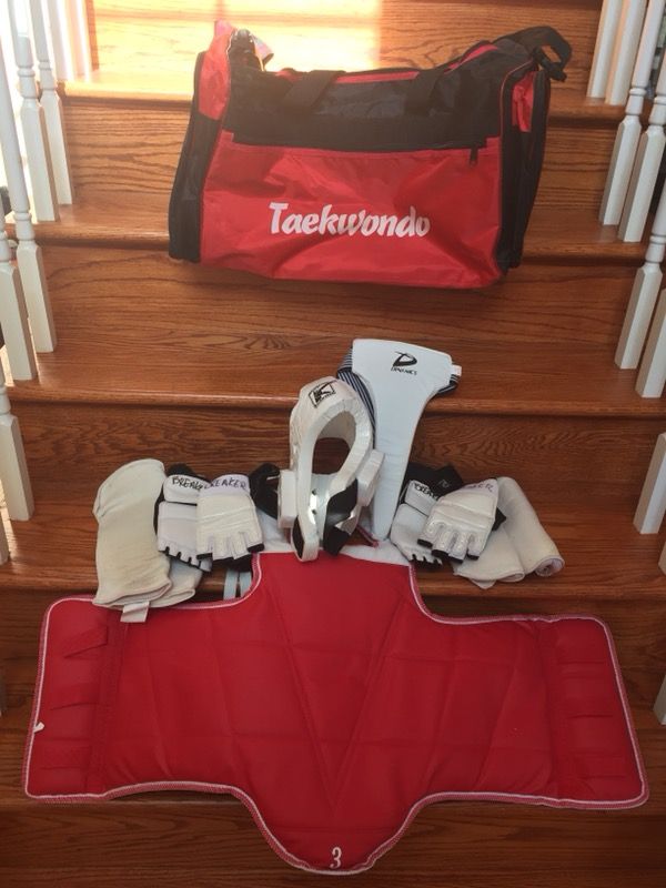 Taekwondo Sparing gear. Size small 4 & 5 with bag.