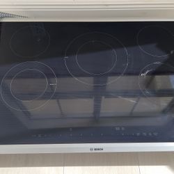 Bosch 30” Electric Cooktop: Benchmark Series - Black with Stainless Steel Frame NETP068SUC