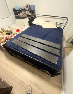 Black Metal Platform bed frame – Excellent Condition