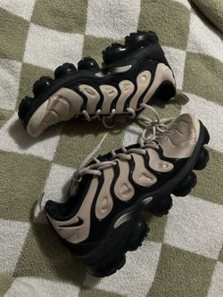 Women’s Vapor Max Air Gold And Black