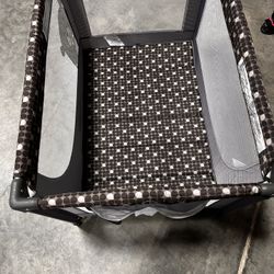 Baby pop up playpen