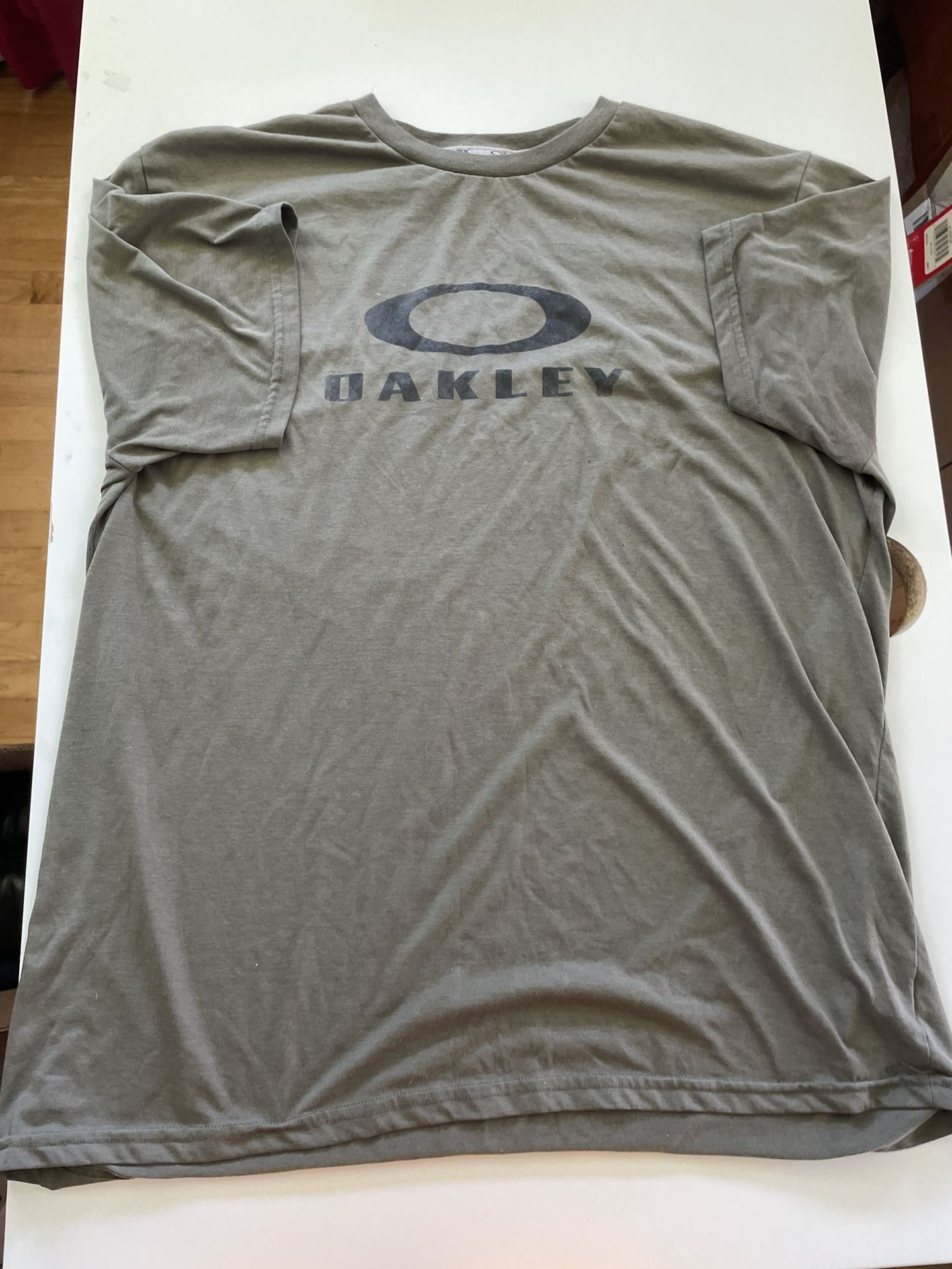 Green Oakley sportswear T-shirt #outdoor Size: XXL 🚚 Ships fast – usually same or next day 🔥 Bundle & save – DM for deals on 2+ items!
