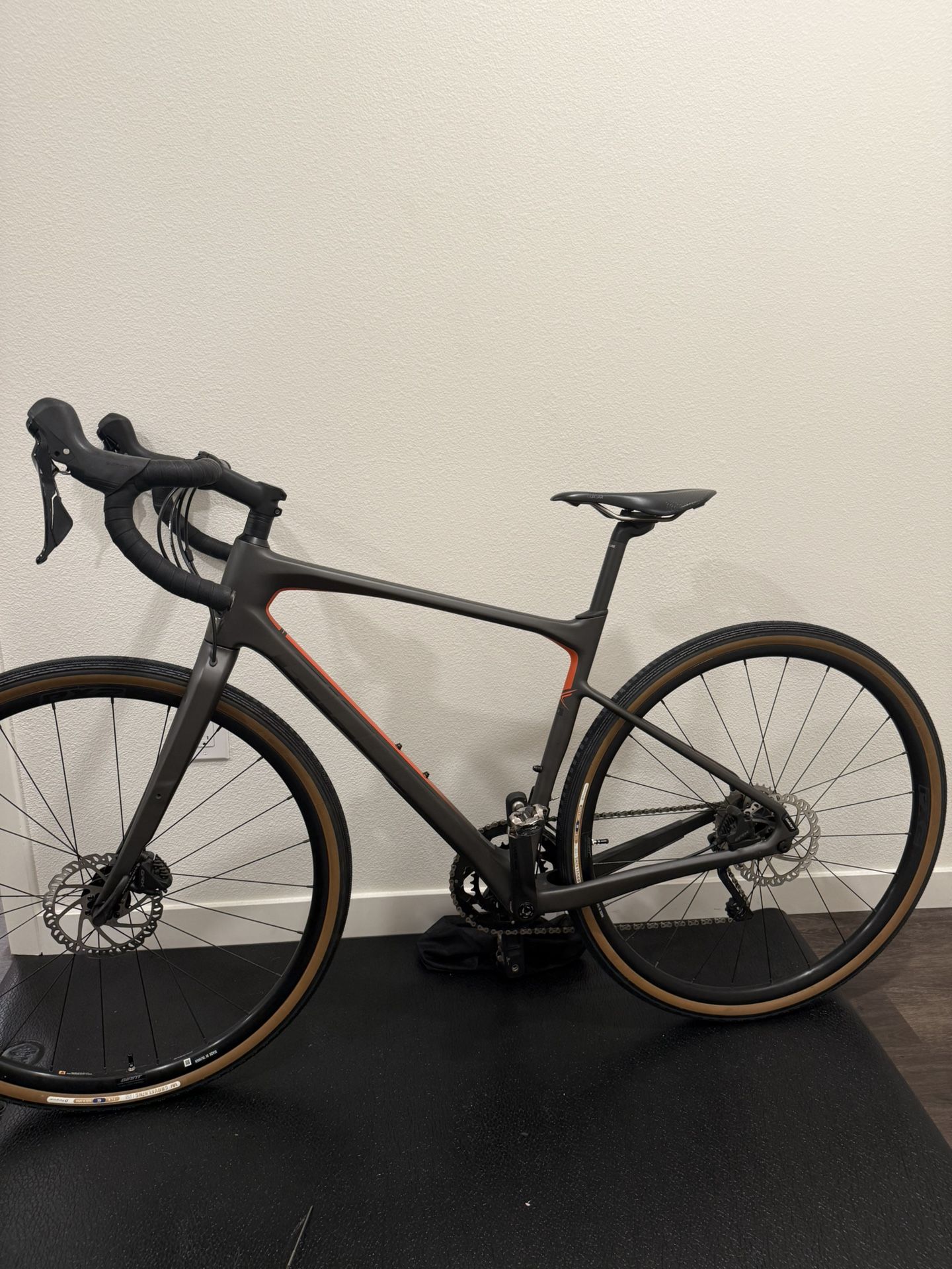 2021 Giant Revolt Advanced 0 Gravel Bike