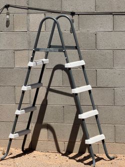 Above ground pool ladder