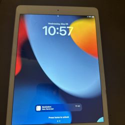 iPad 8th gen, 10.2 In (128 GB) Front Screen Slightly Cracked