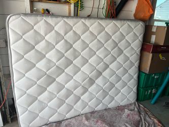Free queen, hybrid mattress, perfect condition Free queen, hybrid mattress, perfect condition