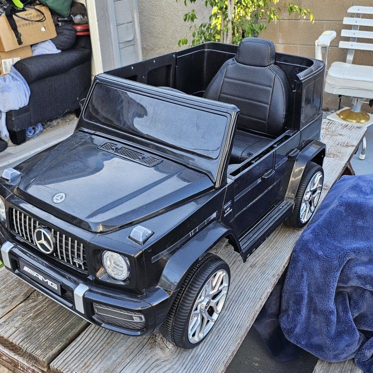 Kids Mercedes Electric SUV, good condition, remote and charger included, driver side window missing