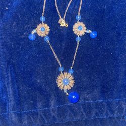 Art Deco  1920s or 1930s. vintage blue glass beaded necklace