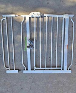 Wide Adjustable Pet Gate / Safety Gate - Fits Openings 29” - 38.5”