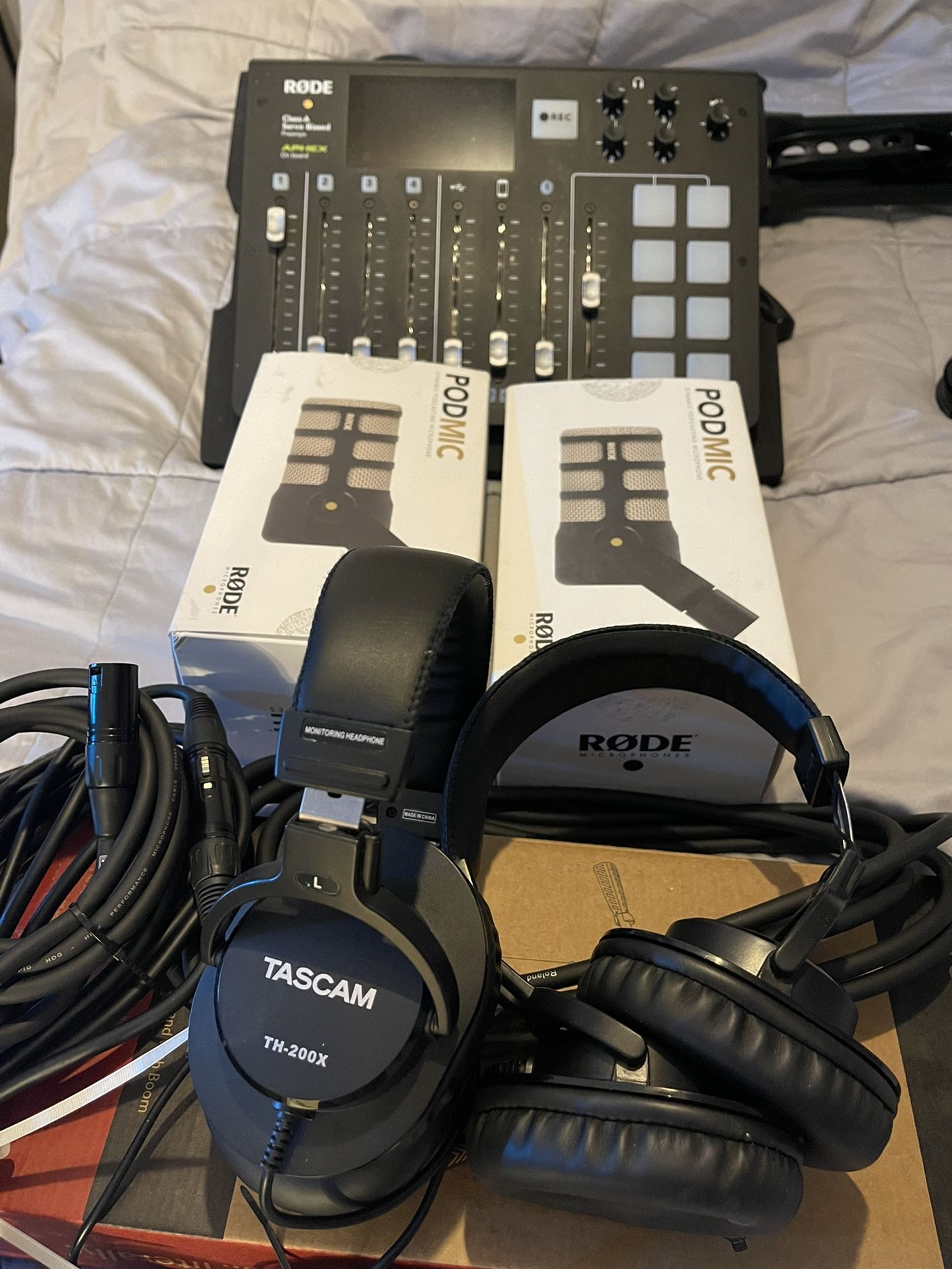 Rodecaster Pro + 2 Rode Podmics + Extras