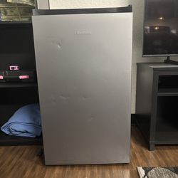 Hisense 3.3 cu ft Mini Fridge (Silver)