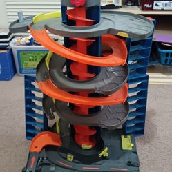 Hot Wheels City Mega Garage Playset with Storage for Over 60 Cars